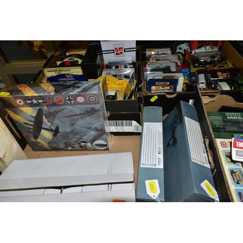 633 - A QUANTITY OF BOXED AND UNBOXED MODERN DIECAST VEHICLES AND PLASTIC KITS, to include Corgi Classics,... 