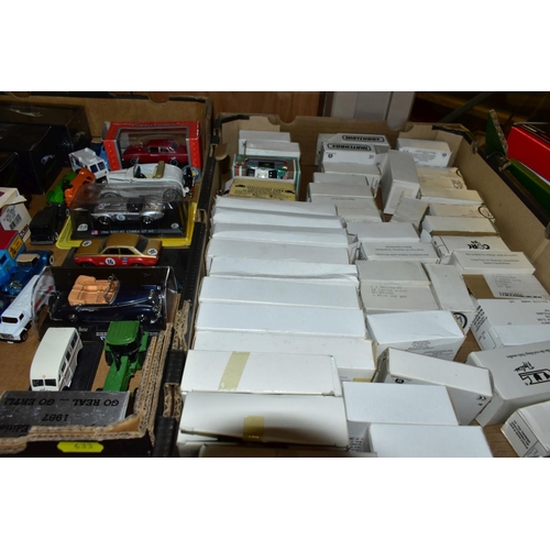 633 - A QUANTITY OF BOXED AND UNBOXED MODERN DIECAST VEHICLES AND PLASTIC KITS, to include Corgi Classics,... 