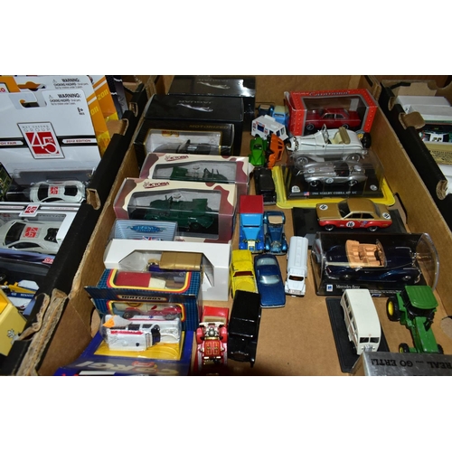 633 - A QUANTITY OF BOXED AND UNBOXED MODERN DIECAST VEHICLES AND PLASTIC KITS, to include Corgi Classics,... 