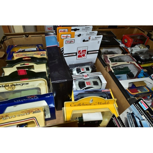 633 - A QUANTITY OF BOXED AND UNBOXED MODERN DIECAST VEHICLES AND PLASTIC KITS, to include Corgi Classics,... 