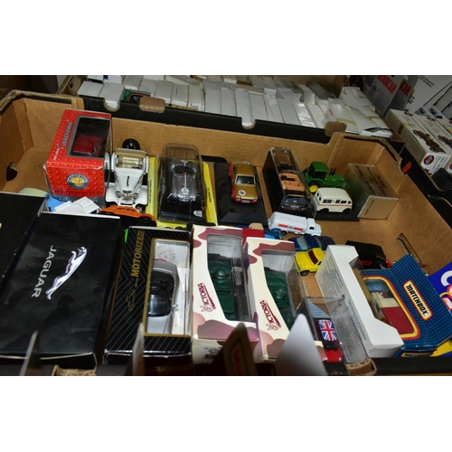 633 - A QUANTITY OF BOXED AND UNBOXED MODERN DIECAST VEHICLES AND PLASTIC KITS, to include Corgi Classics,... 