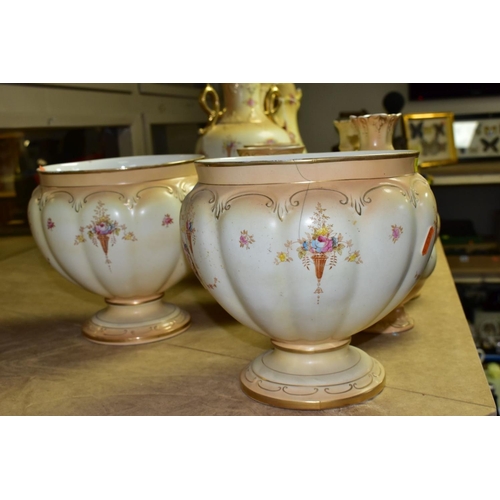 643 - A QUANTITY OF EARLY 20TH CENTURY CERAMICS, mostly CROWN DEVON FIELDINGS blush ivory ground and tinte... 