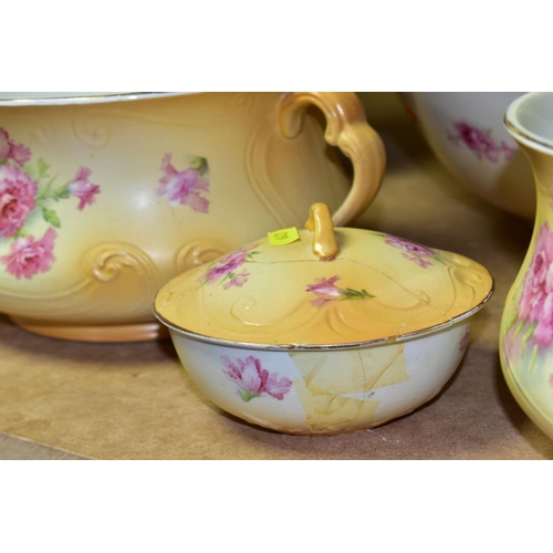 643 - A QUANTITY OF EARLY 20TH CENTURY CERAMICS, mostly CROWN DEVON FIELDINGS blush ivory ground and tinte... 