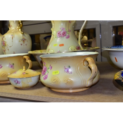 643 - A QUANTITY OF EARLY 20TH CENTURY CERAMICS, mostly CROWN DEVON FIELDINGS blush ivory ground and tinte... 