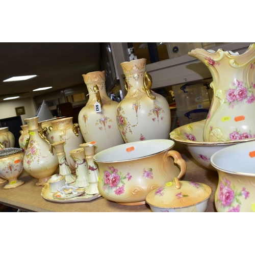 643 - A QUANTITY OF EARLY 20TH CENTURY CERAMICS, mostly CROWN DEVON FIELDINGS blush ivory ground and tinte... 