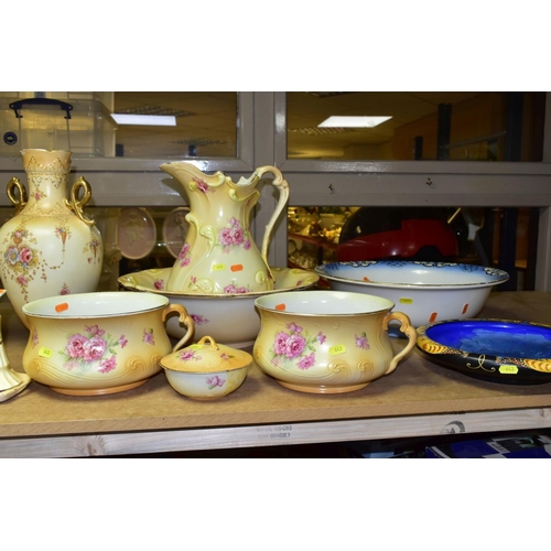 643 - A QUANTITY OF EARLY 20TH CENTURY CERAMICS, mostly CROWN DEVON FIELDINGS blush ivory ground and tinte... 