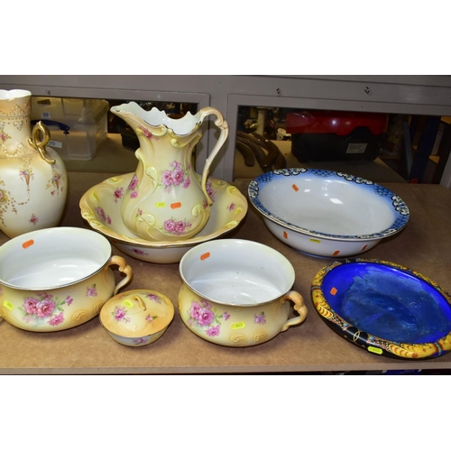 643 - A QUANTITY OF EARLY 20TH CENTURY CERAMICS, mostly CROWN DEVON FIELDINGS blush ivory ground and tinte... 