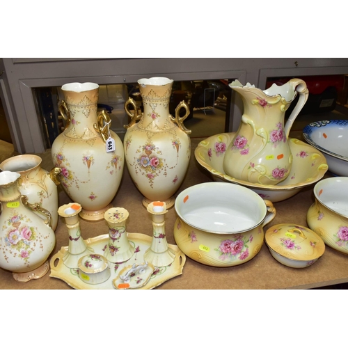 643 - A QUANTITY OF EARLY 20TH CENTURY CERAMICS, mostly CROWN DEVON FIELDINGS blush ivory ground and tinte... 