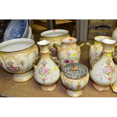 643 - A QUANTITY OF EARLY 20TH CENTURY CERAMICS, mostly CROWN DEVON FIELDINGS blush ivory ground and tinte... 