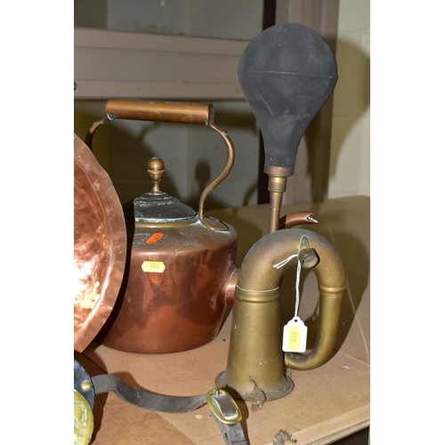 644 - FIVE PIECES  OF BRASS AND COPPER, comprising a brass car horn (the rubber bulb slightly perished but... 