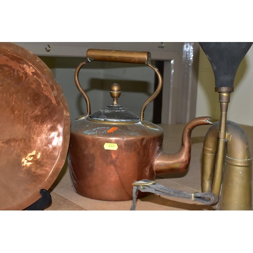 644 - FIVE PIECES  OF BRASS AND COPPER, comprising a brass car horn (the rubber bulb slightly perished but... 