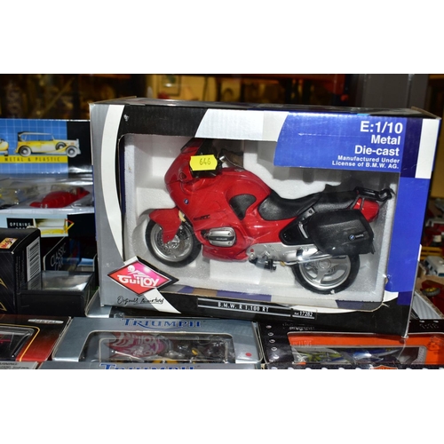 646 - A QUANTITY OF MODERN BOXED MOTORBIKE AND CAR DIECAST AND PLASTIC MODELS, majority of bikes are Maist... 