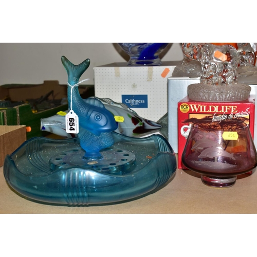 654 - A SMALL GROUP OF GLASSWARE comprising a boxed Caithness bowl with blue swirl inclusion and etched wi... 