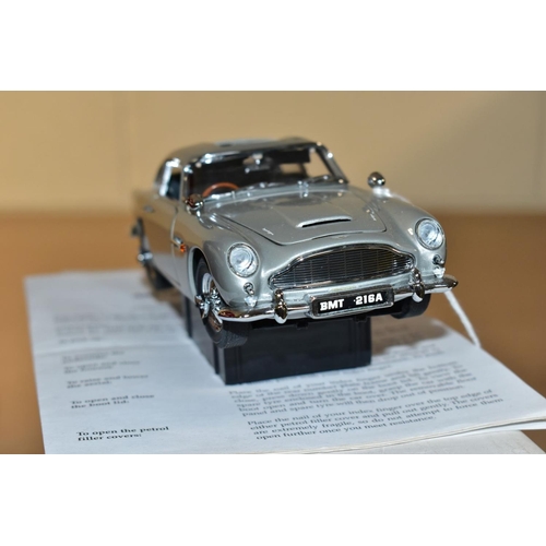 669 - A BOXED DANBURY MINT JAMES BOND 007 ASTON MARTIN DB5, 1/24 scale, complete with certificate of Authe... 