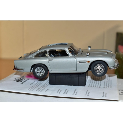 669 - A BOXED DANBURY MINT JAMES BOND 007 ASTON MARTIN DB5, 1/24 scale, complete with certificate of Authe... 