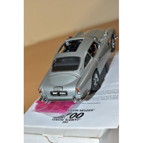 669 - A BOXED DANBURY MINT JAMES BOND 007 ASTON MARTIN DB5, 1/24 scale, complete with certificate of Authe... 