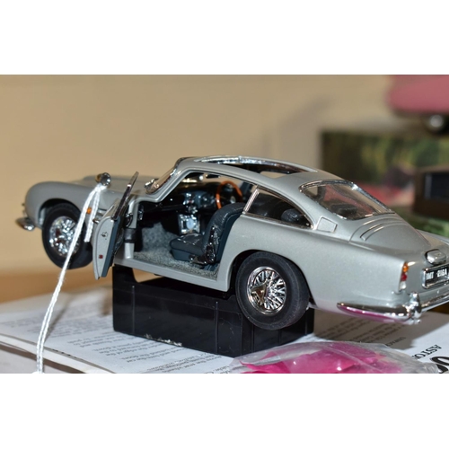 669 - A BOXED DANBURY MINT JAMES BOND 007 ASTON MARTIN DB5, 1/24 scale, complete with certificate of Authe... 