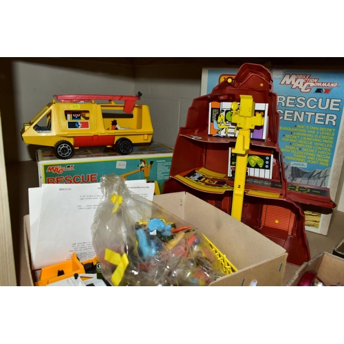 672 - A BOXED MATCHBOX MOBILE ACTION COMMAND RESCUE CENTER, No 200501, playworn condition but appears larg... 