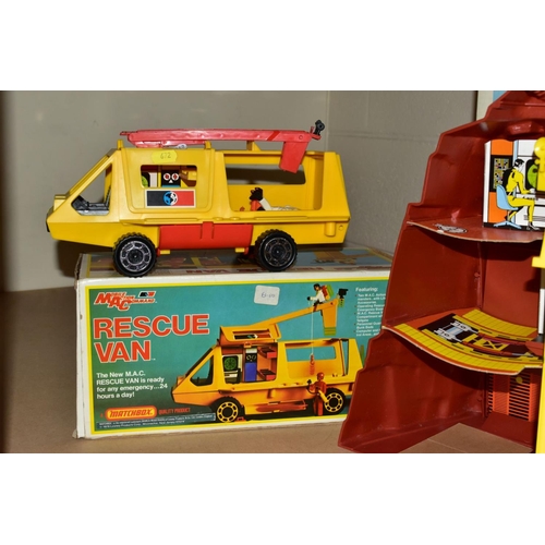 672 - A BOXED MATCHBOX MOBILE ACTION COMMAND RESCUE CENTER, No 200501, playworn condition but appears larg... 