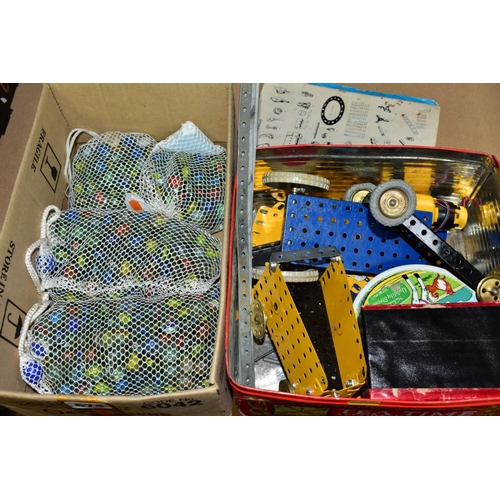 674 - A QUANTITY OF ASSORTED LOOSE MECCANO, mainly yellow and blue era, includes electric motor (not teste... 