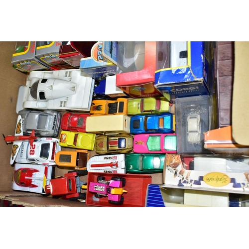 675 - A QUANTITY OF ASSORTED BOXED AND UNBOXED DIECAST VEHICLES, to include Corgi Toys Mounted Police set,... 