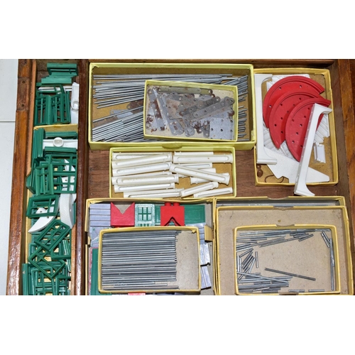 682 - A QUANTITY OF BOXED AND UNBOXED BAYKO BUILDING SET ITEMS, boxed Converting Sets 1X and 2X, contents ... 