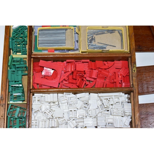 682 - A QUANTITY OF BOXED AND UNBOXED BAYKO BUILDING SET ITEMS, boxed Converting Sets 1X and 2X, contents ... 