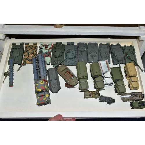 690 - A QUANTITY OF CONSTRUCTED PLASTIC AMERICAN AND OTHER MILITARY MODEL KITS, assorted American, Russian... 