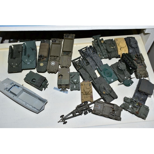 690 - A QUANTITY OF CONSTRUCTED PLASTIC AMERICAN AND OTHER MILITARY MODEL KITS, assorted American, Russian... 