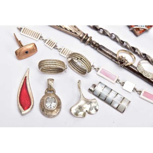 71 - A BAG OF ASSORTED SILVER AND WHITE METAL ITEMS, to include a silver handled and steel button hook, h... 