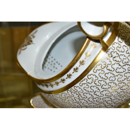 773 - AN EARLY 19TH CENTURY BARR FLIGHT & BARR OVAL TEAPOT AND COVER WITH MATCHING STAND, the cover with g... 