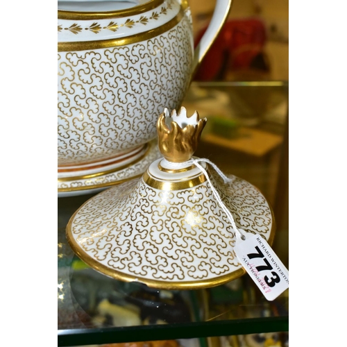 773 - AN EARLY 19TH CENTURY BARR FLIGHT & BARR OVAL TEAPOT AND COVER WITH MATCHING STAND, the cover with g... 