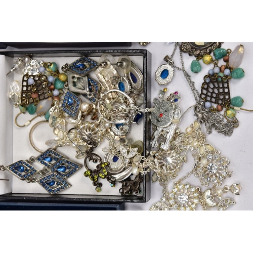 79 - A BAG OF ASSORTED COSTUME JEWELLERY, to include various tangled white metal pendant necklaces, rings... 