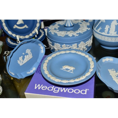 795 - A GROUP OF BLUE WEDGWOOD JASPERWARE, to include trinket dishes and commemorative trinket dishes, tri... 