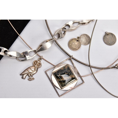 87 - A SELECTION OF SILVER AND WHITE METAL ITEMS, to include a silver charm bracelet, fitted with a heart... 