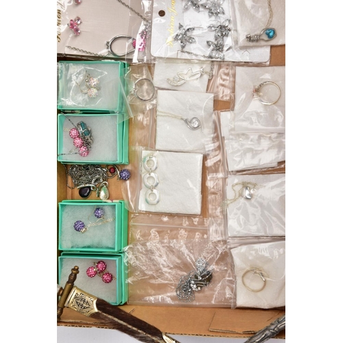 88 - A BOX OF ASSORTED COSTUME JEWELLERY AND ITEMS, to include a variety of white metal rings, most stamp... 