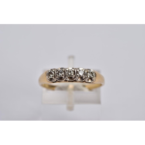 39 - A YELLOW METAL DIAMOND RING, designed with a row of five claw set, round brilliant cut diamonds, tot... 