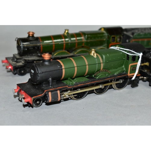 403 - AN UNBOXED HORNBY DUBLO CASTLE CLASS LOCOMOTIVE 'Ludlow Castle' No. 5002 (3221), with a kit built Ma... 