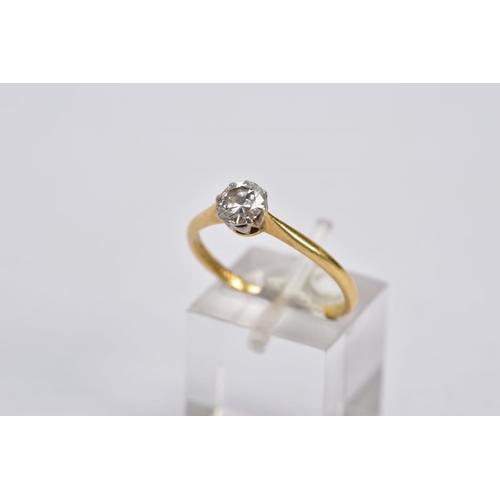 38 - A YELLOW METAL SINGLE STONE DIAMOND RING, designed with a claw set round brilliant cut diamond, tota... 