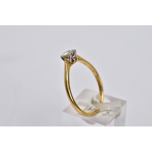 38 - A YELLOW METAL SINGLE STONE DIAMOND RING, designed with a claw set round brilliant cut diamond, tota... 