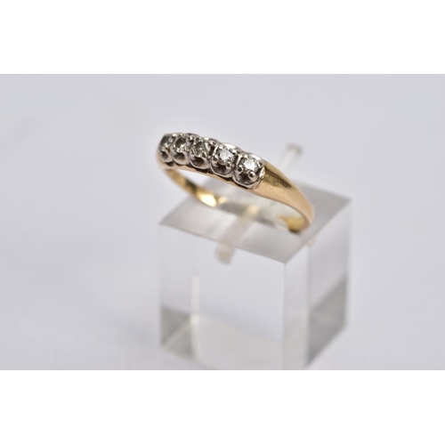 39 - A YELLOW METAL DIAMOND RING, designed with a row of five claw set, round brilliant cut diamonds, tot... 