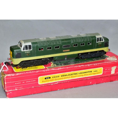 404 - A BOXED HORNBY DUBLO CLASS 55 DELTIC LOCOMOTIVE, 'St. Paddy' No D9001, B.R. two tone green livery (3... 