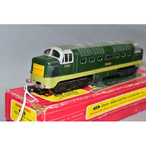 404 - A BOXED HORNBY DUBLO CLASS 55 DELTIC LOCOMOTIVE, 'St. Paddy' No D9001, B.R. two tone green livery (3... 