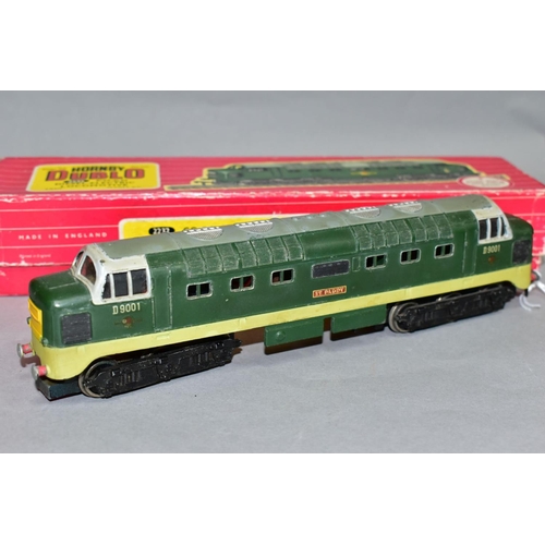 404 - A BOXED HORNBY DUBLO CLASS 55 DELTIC LOCOMOTIVE, 'St. Paddy' No D9001, B.R. two tone green livery (3... 