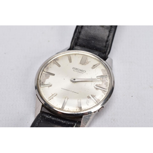 43 - A GENTS 'SEIKO AUTOMATIC' WRISTWATCH, round discoloured silver dial signed 'Seiko Automatic, Dualsho... 