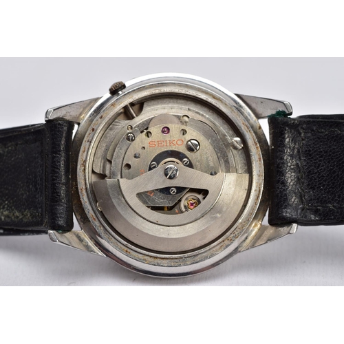 43 - A GENTS 'SEIKO AUTOMATIC' WRISTWATCH, round discoloured silver dial signed 'Seiko Automatic, Dualsho... 