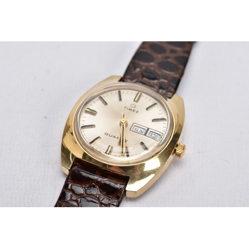 44 - A GENTS 'TIMEX QUARTZ' WRISTWATCH, round champagne dial signed 'Timex Quartz', baton markers, day/da... 