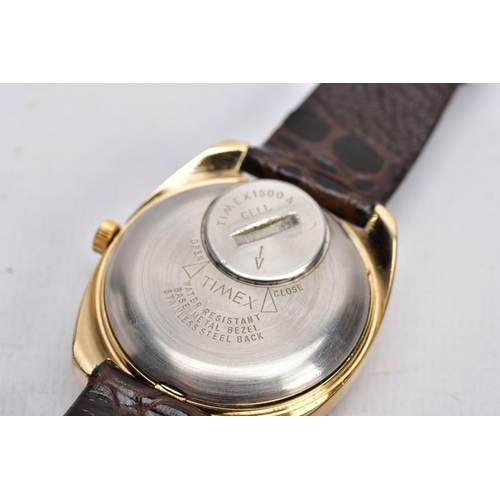 44 - A GENTS 'TIMEX QUARTZ' WRISTWATCH, round champagne dial signed 'Timex Quartz', baton markers, day/da... 