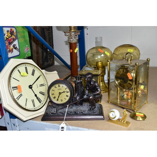 612 - A GROUP OF FIVE QUARTZ CLOCKS WITH ONE OIL LAMP, including two novelty golfing interest clocks, (Jul... 