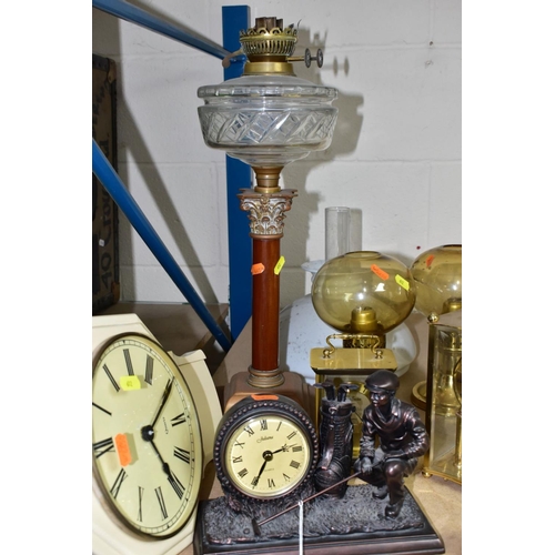 612 - A GROUP OF FIVE QUARTZ CLOCKS WITH ONE OIL LAMP, including two novelty golfing interest clocks, (Jul... 